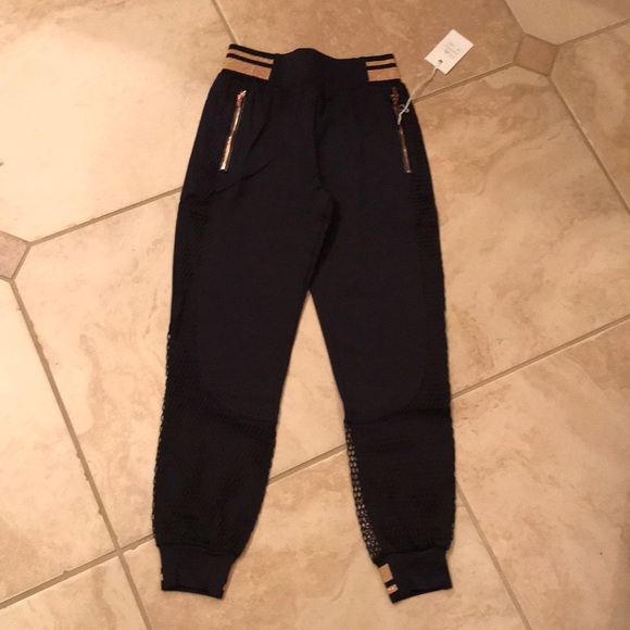 Lime & Vine mesh overlay jogger with mesh panels - Picture 7 of 16